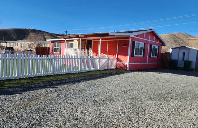 Beautiful 3 Bedroom with additonal 4th bedroom! Larg fenced front & backyard!! Gallery 3