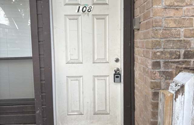 1 bed 1.5 bath Apply now! - 6633 West Airport Boulevard, Houston, TX 77035