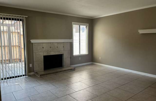 Charming 3 Bedroom/2.5 Bathroom Townhome Available September 1st Gallery 3