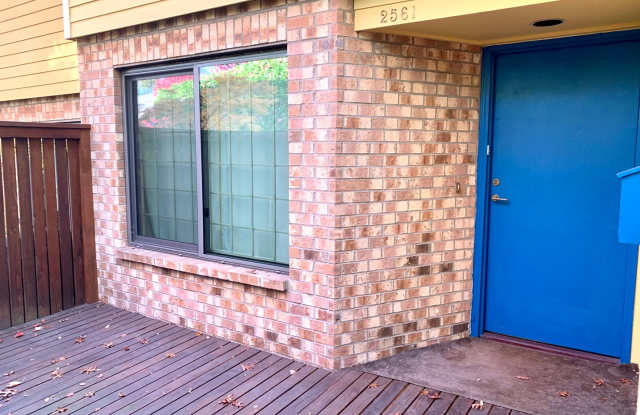 Bright, Airy Madison Valley Townhome - 2561 East Madison Street, Seattle, WA 98112