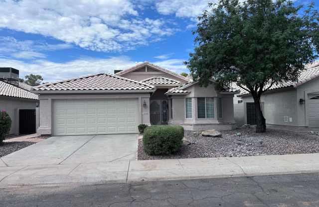 LOCATION!! 3 bed 2 bath single level home in Ahwatukee! - 12024 South 45th Street, Phoenix, AZ 85044