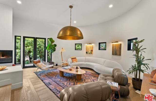 2065 Watsonia Ter Gallery 2