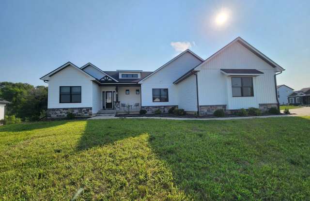 Stunning 5 Bedroom 3.5 Bathroom in Bettendorf photos photos