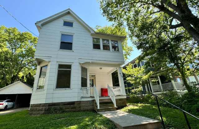 $2,300 | 4 Bedroom, 2 Bathroom Multi Floor House | Cat Friendly* | Available for August 1st, 2027 Move In! Gallery 1