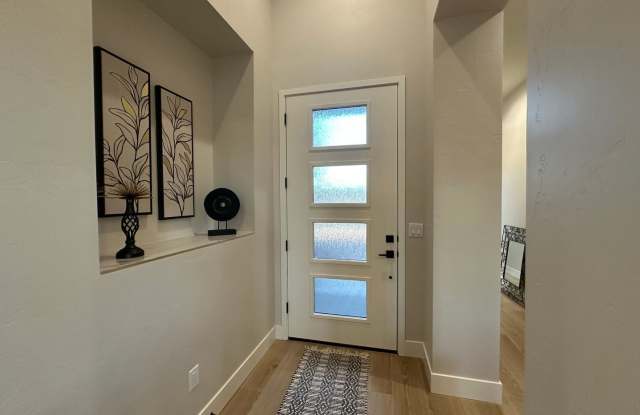 Furnished - Longterm - New build - RV garage - Community heated pool & spa Gallery 3
