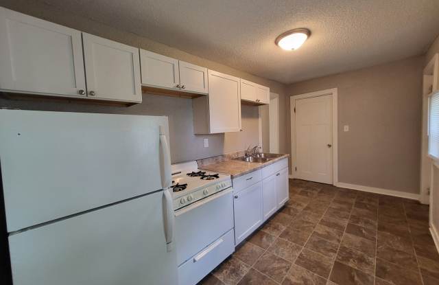 1 Bedroom home with garage! Gallery 1
