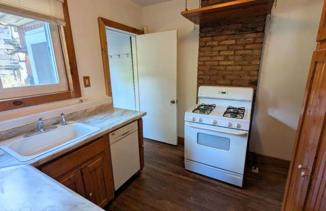 2 Bedroom 1.5 Bathroom Single Family Home with Off Street Parking! (Perry North) Gallery 3