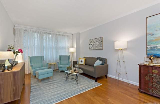 300 Mamaroneck Gallery 2