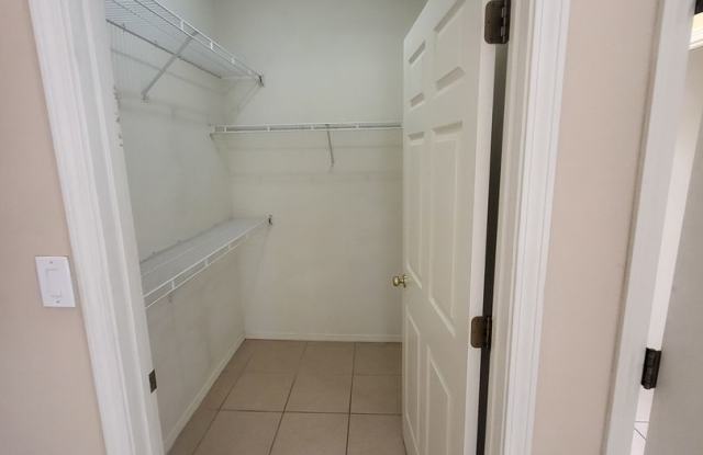 NE 1018/SF 2 Bedroom 2 Bath TOWNHOME with garage Gallery 4