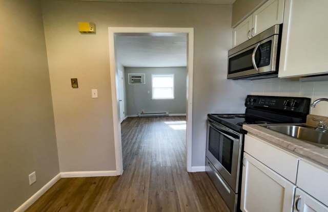 1 Bedroom Unit with detailed cabinets and hardwood style flooring, Close to Campus Gallery 3