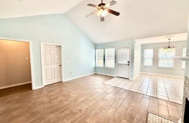 3 Bed, 2 Bath Home in Henderson Bayou Estates Gallery 4