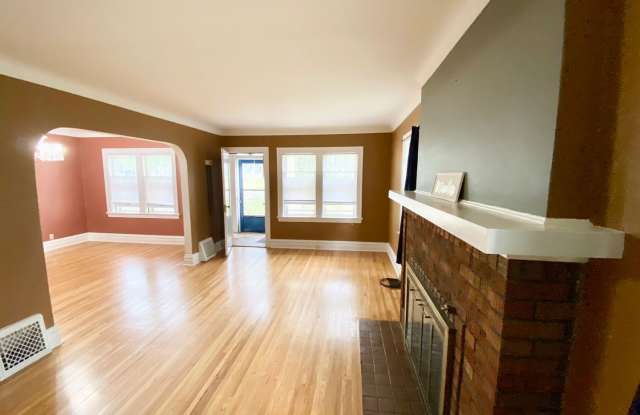 Available November- 3 Bed 1 Bath w/ Deck & Garage Gallery 4