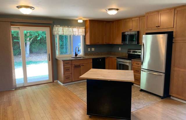 Charming 3BR/2BA Ranch Home with Huge Fenced Yard | East Hill, Kent Gallery 3