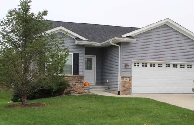 Easy access to Iowa City and beyond - 2091 Mackinaw Drive, Iowa City, IA 52245
