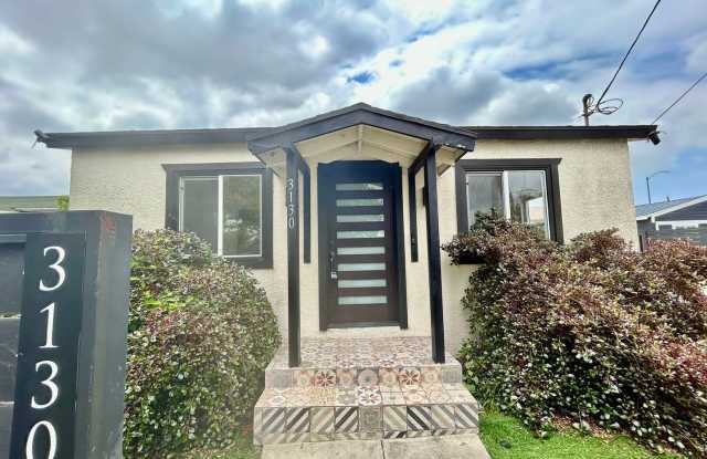 Charming Hyde Park 3b/2b Bungalow with Modern Upgrades! *$500.00 Off First Month's Rent Move In Special!* photos photos