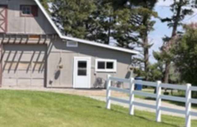 Charming Fully Furnished Studio Cottage in a Peaceful Country Setting photos photos