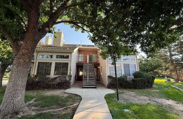 Bright  Spacious Main Floor Condo in Aurora photos photos