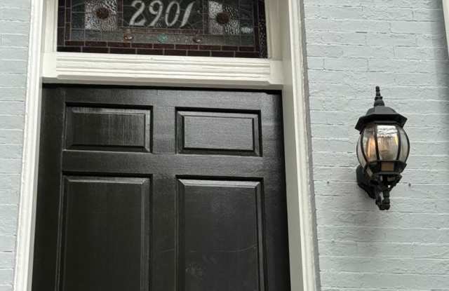 Beautiful and spacious 2 BR 2FB Penthouse unit in the Georgetown neighborhood Gallery 3