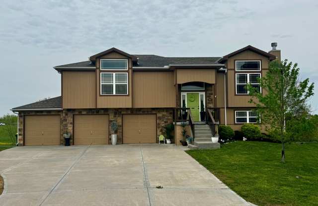 Spacious 3BR/3BA Home in Spring Hill with 3 Car Garage photos photos