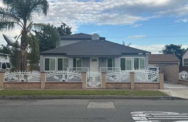 NEWLY REMODELED  2-1 HOUSE FOR LEASE! APPLIANCES A/C AVAILABLE NOW! Gallery 1