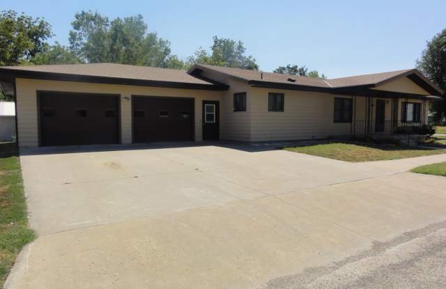 Great Home in Smaller Chapman Community! - 610 North Logan Street, Chapman, KS 67431