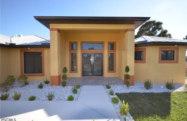 1242 Hathor Street E Gallery 4