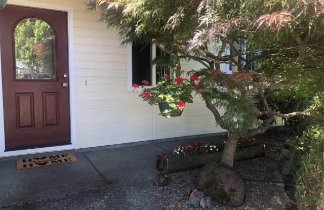Well Maintained 3 bedroom, 2 bath house in White City photos photos