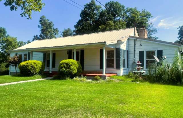 Cozy 3 bedroom home with country feel! Large Acreage! photos photos