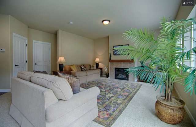 Beautiful large 5 bedroom in Rock Creek Community available now!! Gallery 4