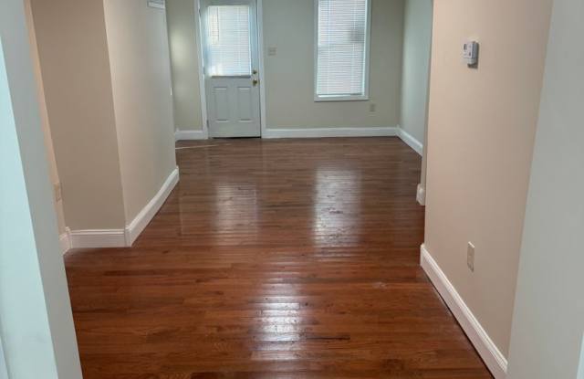 4 bedroom, 1.5 bath, half double house Gallery 4