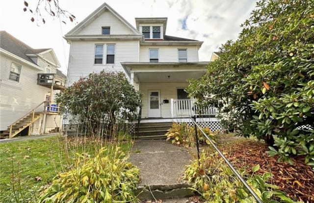 410 E Sheridan Ave - 410 East Sheridan Avenue, New Castle, PA 16105
