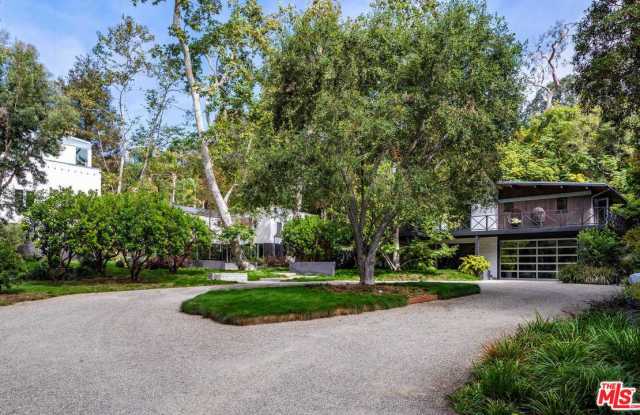 600 East RUSTIC Road Gallery 3