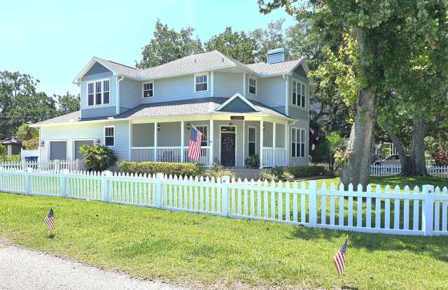 Charming Victorian-style home with 3 beds/2.5 baths & oversized garage in South Tampa photos photos