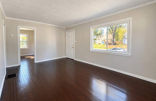 Beautifully Remodeled 3BR Home with Hardwood Floors & Full Basement Gallery 4