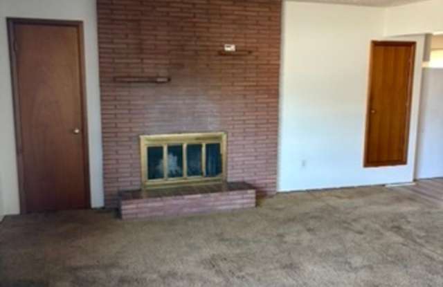 Charming 3 Bed Home with a Big Backyard Gallery 3