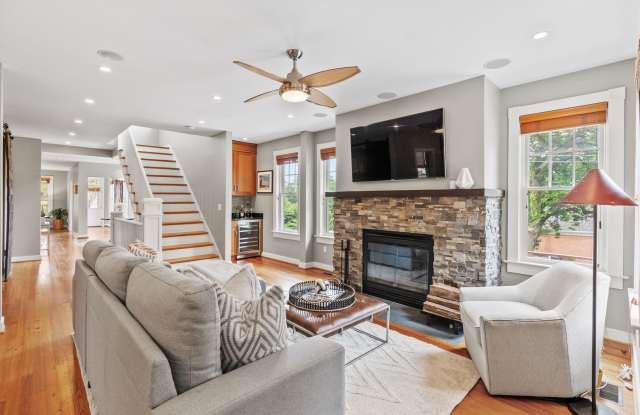 Spacious Kent Home | 6 Bed | 4 Bath | 4,000 Sf | Front Porch + Backyard | Detached 4-Car Garage photos photos