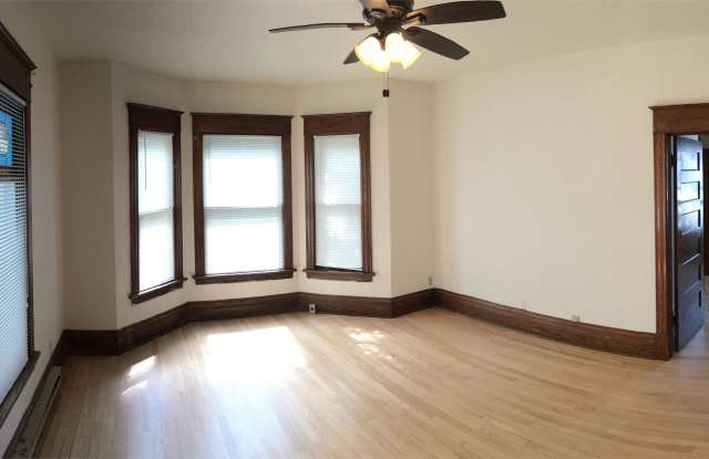 1044 College St. N photos photos