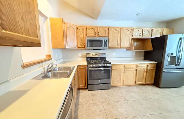 Beautiful Home in East Bloomington! - 3502 Wilder Drive, Bloomington, IL 61704