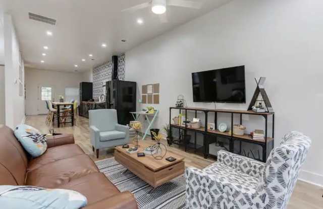 Room in 3 Bedroom Home at English Ave NW Gallery 4