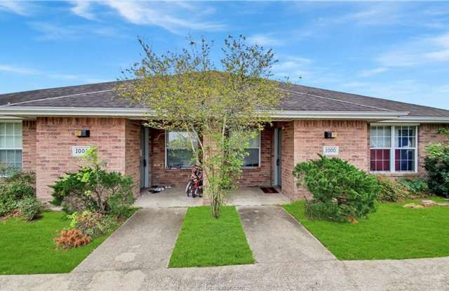 Updated 3/2 Duplex Available August 1, 2027 Gallery 3