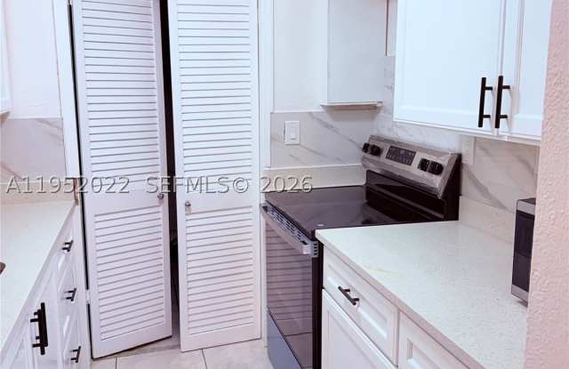 824 SW 12th Ct Gallery 4