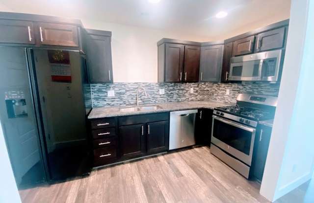 3 Bed x 2 Bath Townhome -2 car garage -  1320 FT2 - Yard Space & More Gallery 3