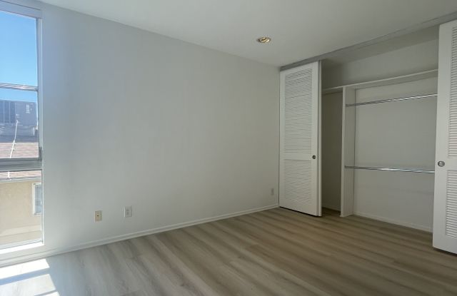 125 North Barrington Avenue Gallery 3