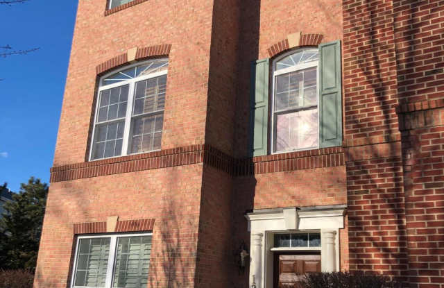 122 QUIETWALK LANE - 122 Quietwalk Ln, Herndon, VA 20170