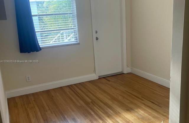 815 W 40 St photos photos