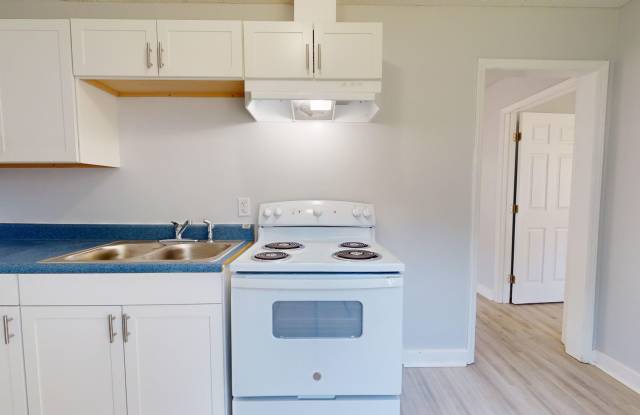 Two bedroom apartment for $1199 per month ~5 minutes from the Airport in a quaint and quiet community! Gallery 1
