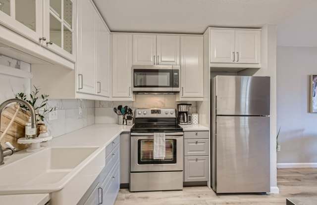 Corner Unit 2 BDR / 2.5 BA Townhome Gallery 3