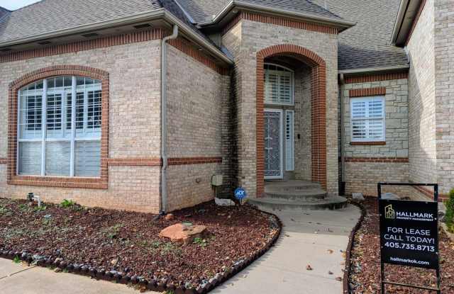 Stylish Townhome in Norman – Skylights, Courtyard  2-Car Garage photos photos