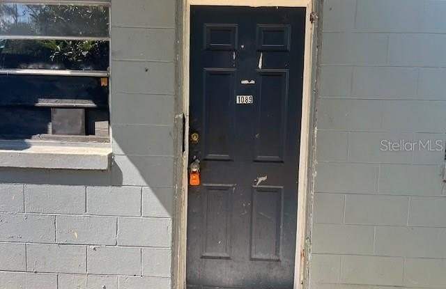1089 S DE LEON Avenue Gallery 1