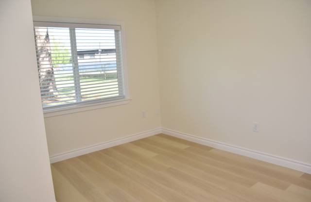 Beautiful 4-Bedroom Lakewood Home with Spacious Yard Near JBLM Gallery 3